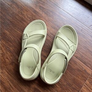 Teva hurricane sandals size 10 sage green